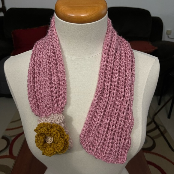Handmade pink crochet scarf - Picture 3 of 3